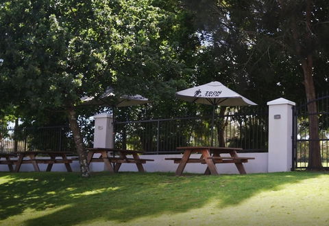 Bateau Bay Hotel - Accommodation Port Macquarie 0