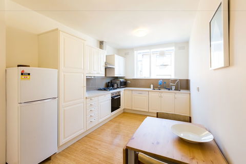 ROSIE, 2BDR St.Kilda Apartment - Accommodation Port Macquarie 1