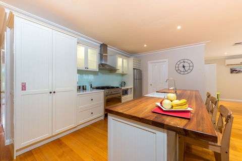 Lovely 5BR House Walk To Train And Shops - Accommodation Port Macquarie 2