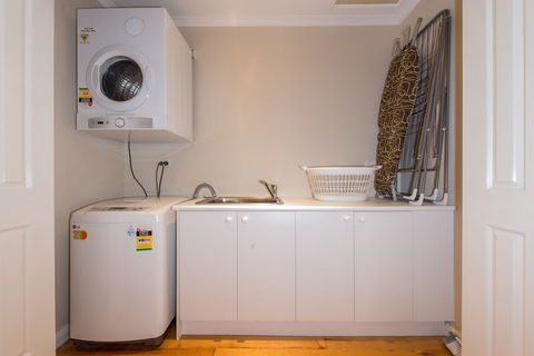 Lovely 5BR House Walk To Train And Shops - Accommodation Port Macquarie 0