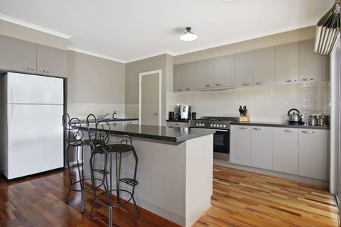 Collins Retreat - 4 Bedroom Home With Pool - Accommodation Port Macquarie 2