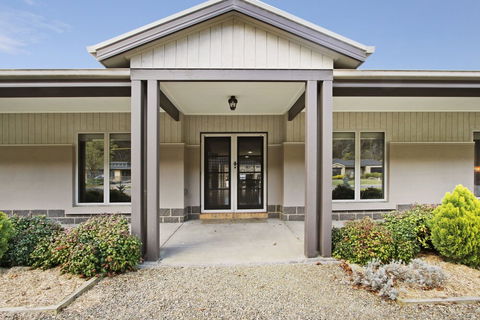 Collins Retreat - 4 Bedroom Home With Pool - Accommodation Port Macquarie 0