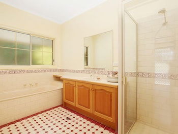 Alpine Mist - Spacious 5 Bedroom Home - Accommodation Port Macquarie 6