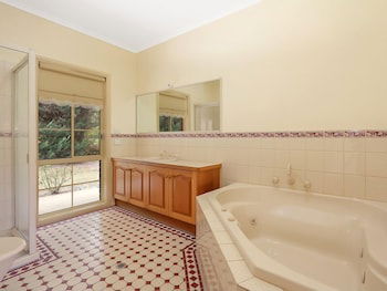 Alpine Mist - Spacious 5 Bedroom Home - Accommodation Port Macquarie 5