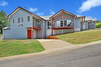 3 Peaks Rise - BRIGHT - Accommodation Port Macquarie 0