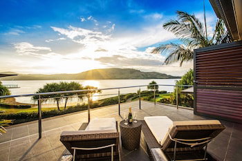 6 Yacht Club Oceanfront House On Marina Â Deluxe 4 Bedroom With 2 Golf Buggies - Accommodation Port Macquarie 1