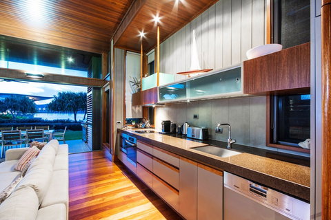 6 Yacht Club Oceanfront House On Marina Â Deluxe 4 Bedroom With 2 Golf Buggies - Accommodation Port Macquarie 3