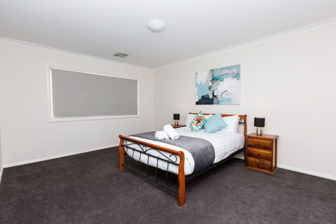 4 Bedroom Inner City Townhouse â€“ Sleeps 9 - Accommodation Port Macquarie 3