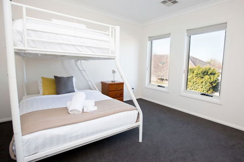 4 Bedroom Inner City Townhouse â€“ Sleeps 9 - Accommodation Port Macquarie 1