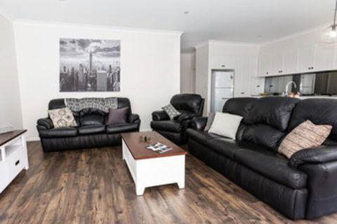 4 Bedroom Inner City Townhouse â€“ Sleeps 9 - Accommodation Port Macquarie 0