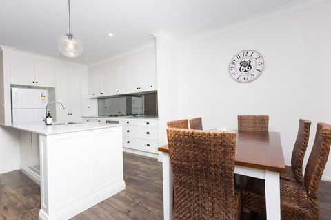 4 Bedroom Inner City Townhouse â€“ Sleeps 9 - Accommodation Port Macquarie 2