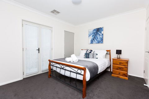4 Bedroom Inner City Townhouse â€“ Sleeps 9 - Accommodation Port Macquarie 6