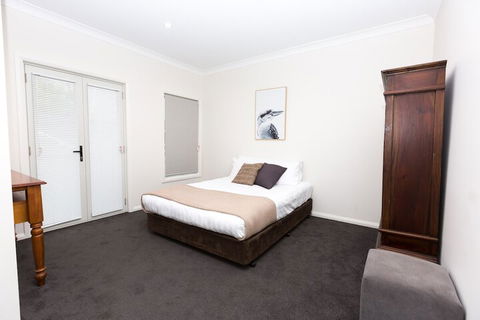4 Bedroom Inner City Townhouse â€“ Sleeps 9 - Accommodation Port Macquarie 7