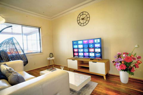 Wollongong Train Station Holiday House - Accommodation Port Macquarie 3