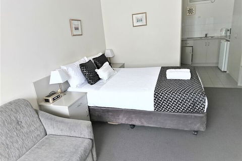 Fantasia Glenelg Studio Apartments - Accommodation Port Macquarie 5