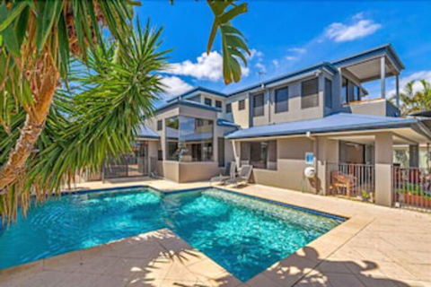 Gold Coast Stunning Waterfront Retreat By Hostrelax - Accommodation Port Macquarie 0