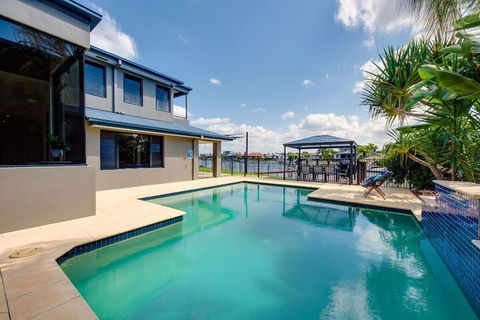Gold Coast Stunning Waterfront Retreat By Hostrelax - Accommodation Port Macquarie 1