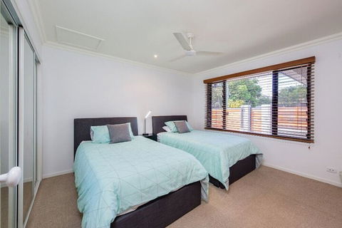 Gold Coast Stunning Waterfront Retreat By Hostrelax - Accommodation Port Macquarie 3