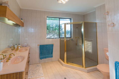 King Of North Bay 103 Gold Coast Drive - Accommodation Port Macquarie 4