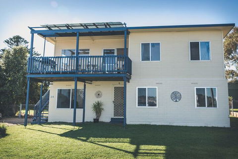 Carrickalinga Seahaven: Coastal Escape 4brm 29 Riverview Drive - Accommodation Port Macquarie 2