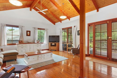 The Log Cabin 47 Jetty Road - Accommodation Port Macquarie 4