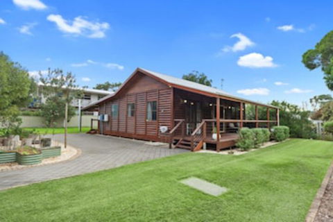 The Log Cabin 47 Jetty Road - Accommodation Port Macquarie 0