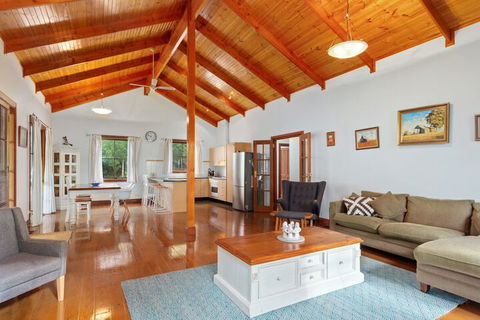 The Log Cabin 47 Jetty Road - Accommodation Port Macquarie 1