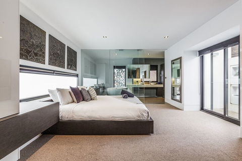 Luxury Designer Townhouse Parking - Accommodation Port Macquarie 1