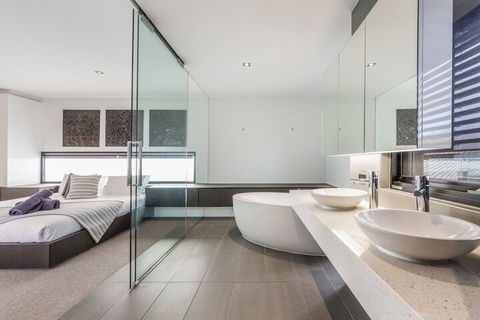 Luxury Designer Townhouse Parking - Accommodation Port Macquarie 6