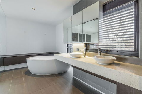 Luxury Designer Townhouse Parking - Accommodation Port Macquarie 4