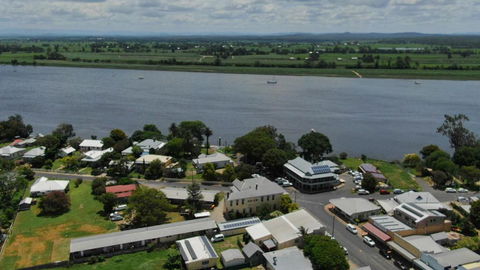 Village Stays Coldstream Gallery Bungalow - Accommodation Port Macquarie 2