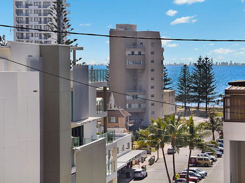 Woobera Unit 14 On The Hill Overlooking Tweed Heads & Coolangatta - Accommodation Port Macquarie 3