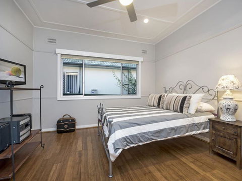 The Entrance North Lakeside Cottage - Accommodation Port Macquarie 4