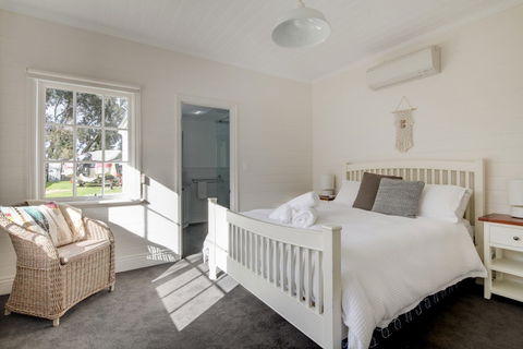 Magnetic Cottage Circa: 1850s - Accommodation Port Macquarie 0