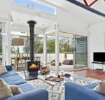The Boathouse comfortable beachfront home - Accommodation Port Macquarie