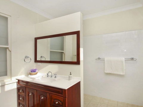 Robin Hill Manor Rambling Retreat & Tennis Court - Accommodation Port Macquarie 4