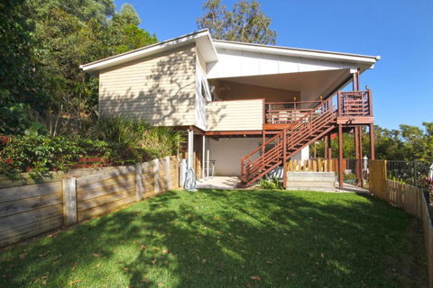 STUNNING HOME WITH SPECTACULAR VIEWS & CLOSE TO THE BEACH - Accommodation Port Macquarie 6