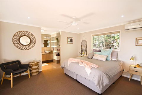 STUNNING HOME WITH SPECTACULAR VIEWS & CLOSE TO THE BEACH - Accommodation Port Macquarie 2