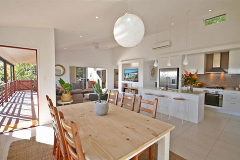 STUNNING HOME WITH SPECTACULAR VIEWS & CLOSE TO THE BEACH - Accommodation Port Macquarie 4