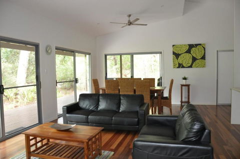 24 Esprit Drive Beach Home With Open Plan Living & Walking Distance To Beach - Accommodation Port Macquarie 5