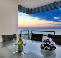 Oceana Darwin Central Oceanfront 3 bedroom 2 Lounge Room Pool Gym Tennis Court Sleeps 9 - Accommodation Port Macquarie