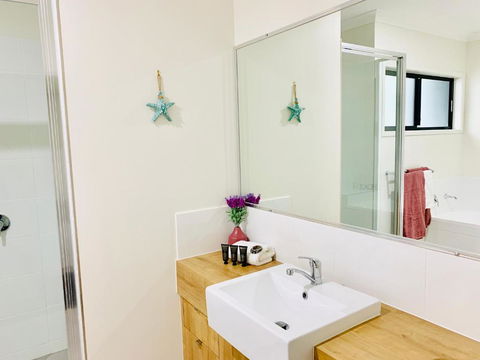 AIRLIE BEACH Delight. Hop Skip Jump To Everything - Accommodation Port Macquarie 2
