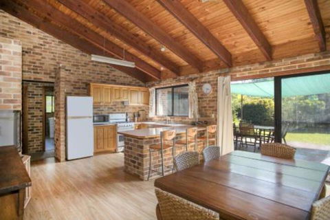 75 River Rd Tabourie Hideaway - Accommodation Port Macquarie 0