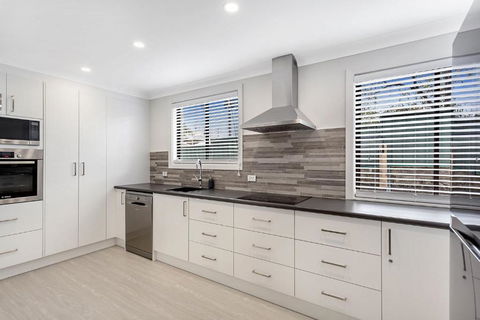 Sunset Beach House Soldiers Point Sleeps 9 - Accommodation Port Macquarie 4