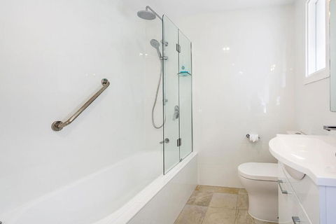 Sunset Beach House Soldiers Point Sleeps 9 - Accommodation Port Macquarie 1