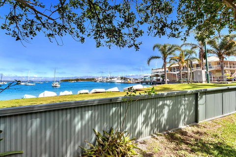 Sunset Beach House Soldiers Point Sleeps 9 - Accommodation Port Macquarie 3