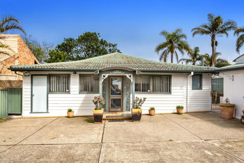 Sunset Beach House Soldiers Point Sleeps 9 - Accommodation Port Macquarie 5