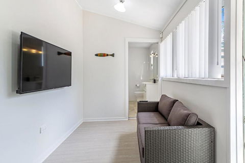 Sunset Beach House Soldiers Point Sleeps 9 - Accommodation Port Macquarie 6