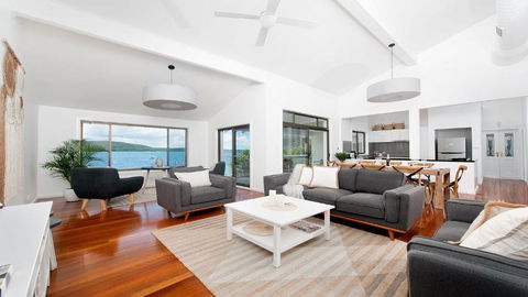 Baywatch Beachfront Bliss Executive Home - Accommodation Port Macquarie 5