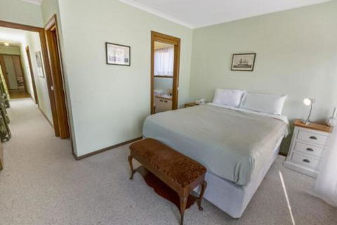 Eagle Point Getaway Waterfront Serenity! - Accommodation Port Macquarie 3